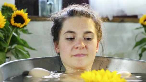 Portrait Jeune Femme Dans Une Baignoire Avec Tournesol — Video