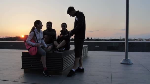 Quatre Amis Parlent Sur Toit Coucher Soleil — Video