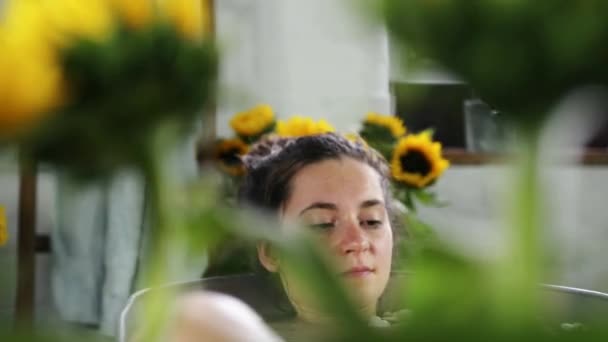 Porträt Einer Jungen Frau Badewanne Mit Blütenblättern — Stockvideo
