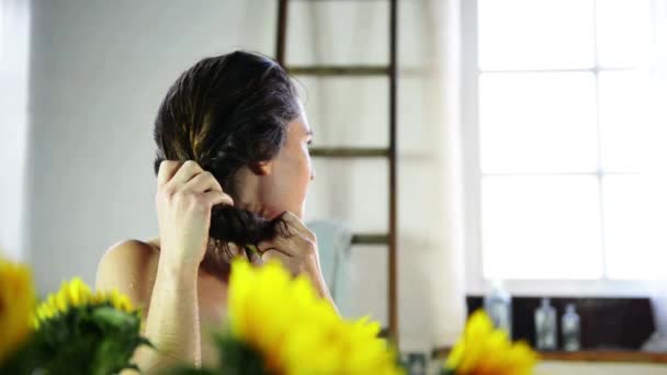 Vue Latérale Jeune Femme Laissant Tomber Les Cheveux — Video