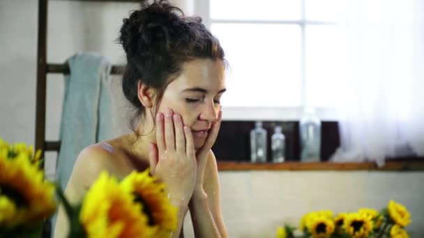 Νεαρή Γυναίκα Πλύνει Πρόσωπό Στην Μπανιέρα — Αρχείο Βίντεο