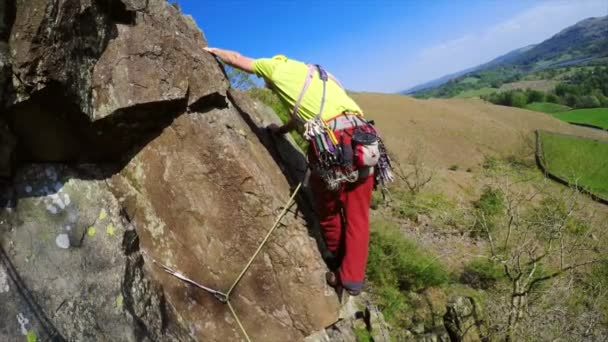 Uomo Che Arrampica Sulla Roccia Giorno — Video Stock