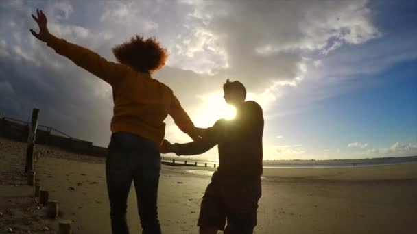 Jong Koppel Wandelen Het Strand Bij Zonsondergang — Stockvideo