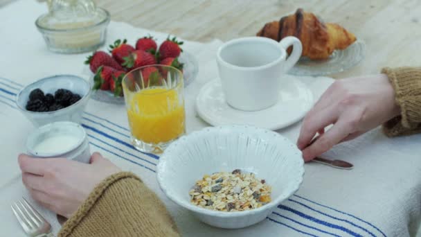 Primer Plano Mujer Añadiendo Yogur Los Cereales — Vídeos de Stock