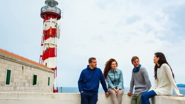 Amigos Por Faro Riendo — Vídeos de Stock