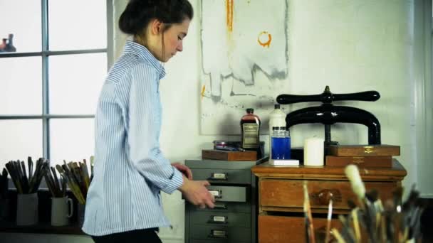 Çekmeceden Kalemler Yaptırmayı Kadın Sanatçı — Stok video