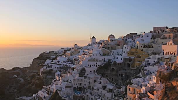 Ciudad Colina Sobre Mar Amanecer Santorini Grecia — Vídeo de stock