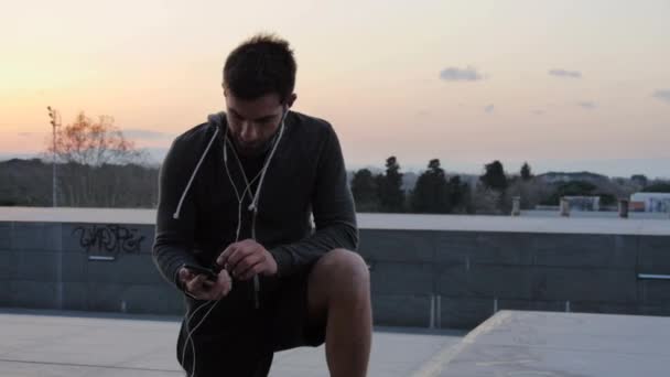 Hombre Pie Azotea Con Teléfono Inteligente Auriculares — Vídeo de stock