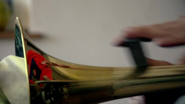 Leštění Trumpet Řemeslník Dílně — Stock video