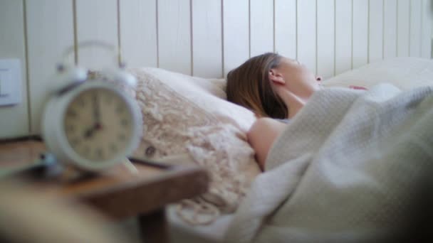 Mujer Joven Despertando Mirando Despertador — Vídeos de Stock