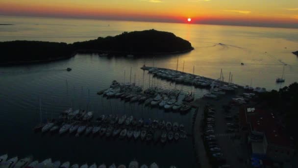 Luchtfoto Van Zeilboten Haven Van Zonsondergang — Stockvideo