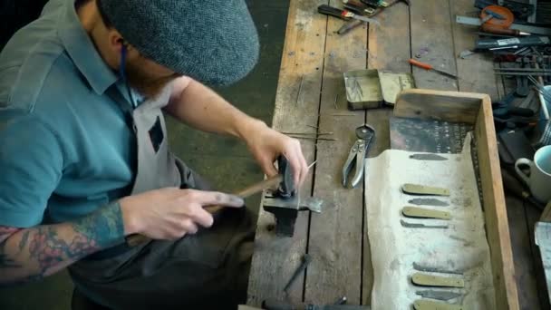 Homem Montando Canivete Oficina — Vídeo de Stock