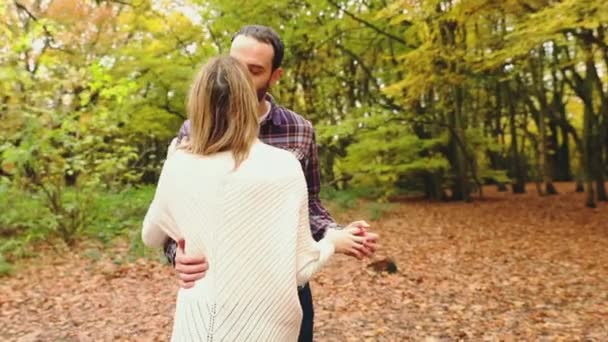 Casal Beijando Falando Parque — Vídeo de Stock