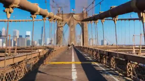Ανθρώπους Που Περπατούν Στην Γέφυρα Του Μπρούκλιν Νέα Υόρκη Ηπα — Αρχείο Βίντεο