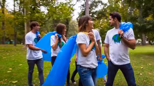 Voluntarios Caminando Con Bolsas Basura — Vídeo de stock