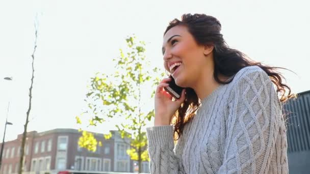 Mulher Falando Telefone Livre — Vídeo de Stock