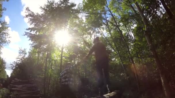 在森林里走在树干上的一男一女 — 图库视频影像