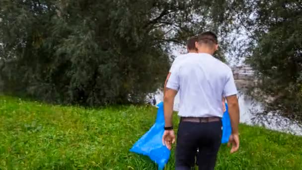 Des Bénévoles Marchent Avec Des Sacs Poubelle — Video