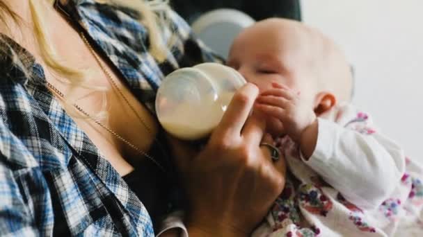 Mutter Füttert Baby Mit Flasche — Stockvideo