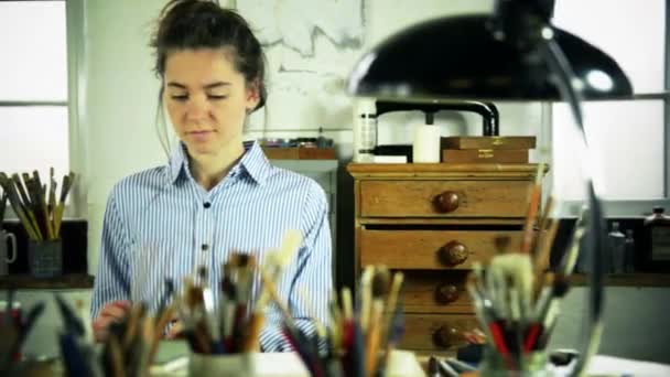 Vrouw Kunstenaar Weglopen Uit Het Bureau — Stockvideo