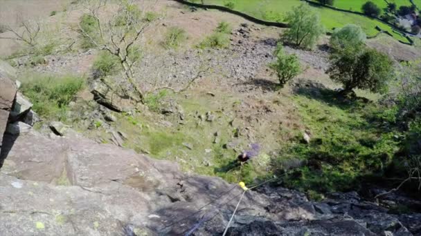 人爬上岩石的高角度视角 — 图库视频影像