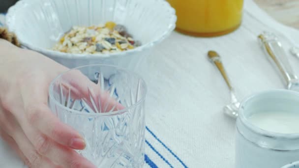 Primer Plano Mujer Vertiendo Jugo Naranja — Vídeos de Stock