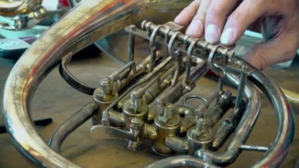 Hombre Pulsando Botones Trompeta Taller — Vídeos de Stock