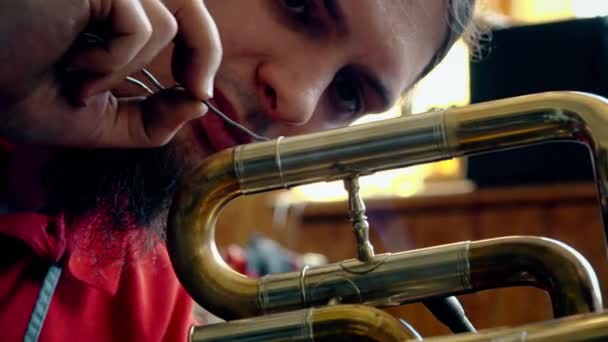 Řemeslník Který Dělá Trumpetu Dílně — Stock video