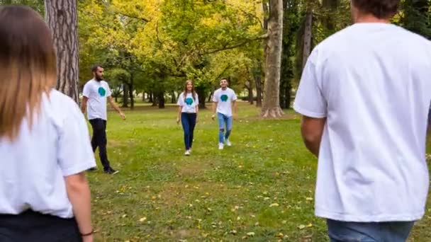 Des Bénévoles Blottissent Dans Parc — Video