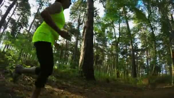 Mujer Corriendo Por Sendero Forestal Aire Libre — Vídeos de Stock