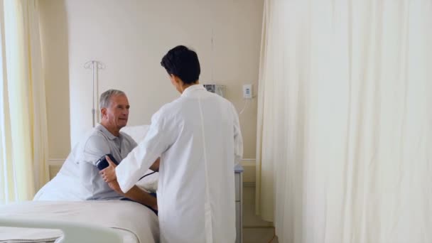 Médico Atendiendo Pacientes Hospital — Vídeos de Stock