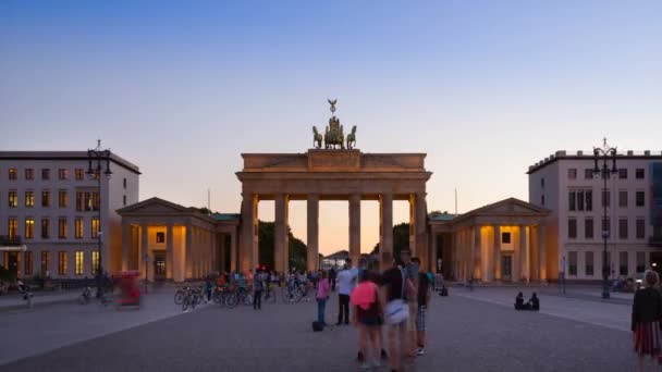 Turistas Puerta Brandeburgo Por Noche Lapso Tiempo — Vídeos de Stock