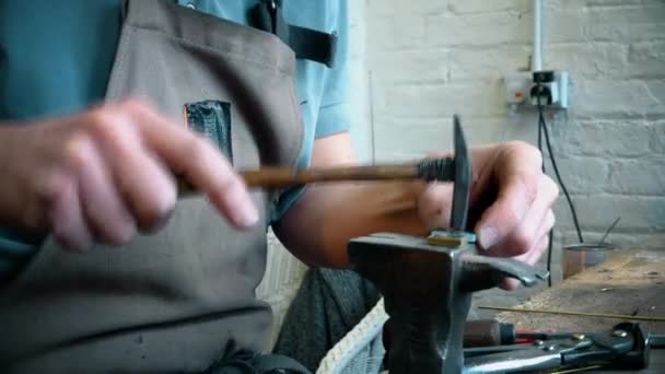 Rivet Fixation Homme Atelier — Video