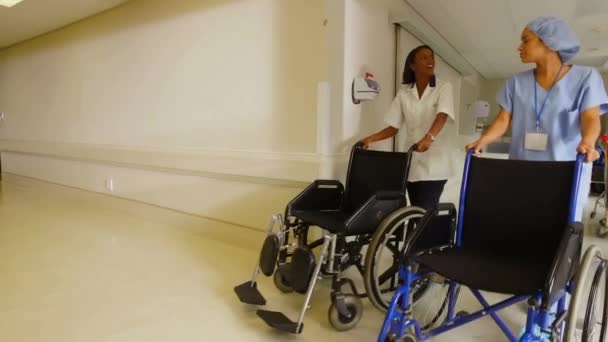 Pielęgniarki Wózkami Inwalidzkimi Szpitalu — Wideo stockowe