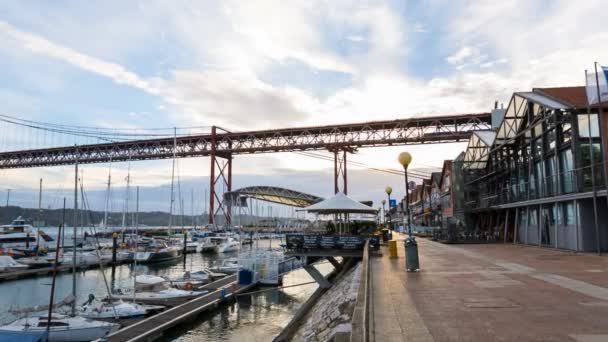 Γέφυρα Και Yacht Harbor Λισαβόνα Πορτογαλία — Αρχείο Βίντεο