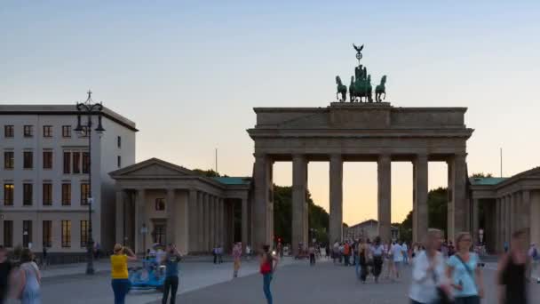 Turystów Bramy Brandenburskiej Berlin Niemcy Upływ Czasu — Wideo stockowe