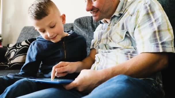 Hombre Niño Con Tableta — Vídeo de stock