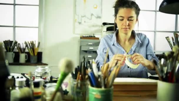 Jonge Vrouw Kunstenaar Steken Plakband — Stockvideo