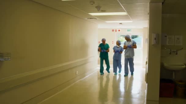 Médecins Dans Couloir Hôpital — Video