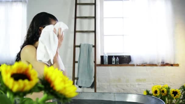 年轻妇女干燥的面孔用白色毛巾 — 图库视频影像