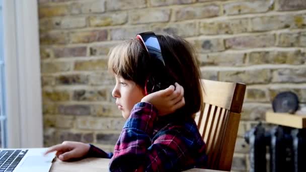 Niño Con Auriculares Delante Computadora Portátil — Vídeos de Stock