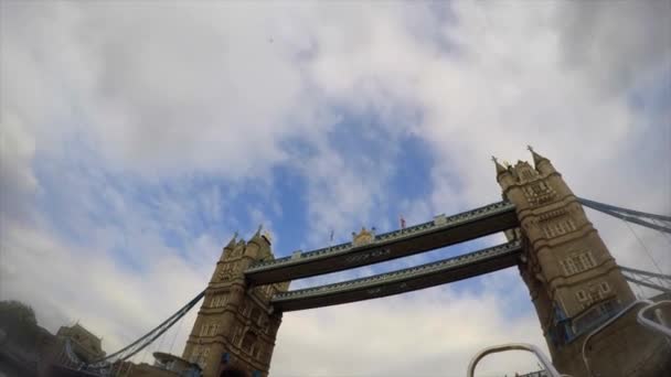 Tower Bridge Przeciwko Niebo Londyn Wielka Brytania — Wideo stockowe