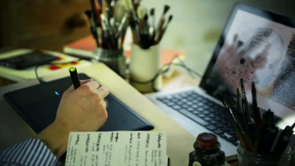Grafik Tablet Üzerinde Çalışan Kadın Sanatçının Yakın Çekim — Stok video