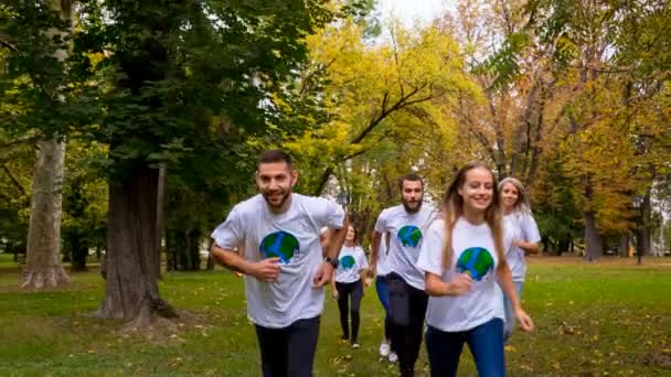 Voluntarios Ambientales Corriendo Parque — Vídeos de Stock