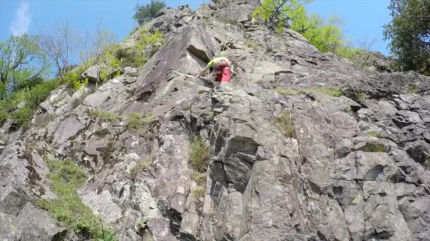 Hombre Escalando Roca Durante Día — Vídeo de stock