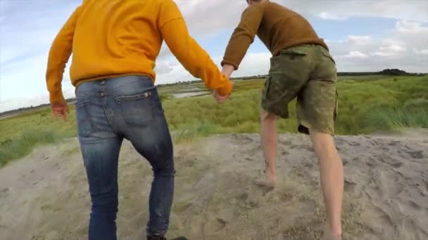 Genç Çift Tepe Üzerinde Çalışan Aşağı Arka Görünümü — Stok video