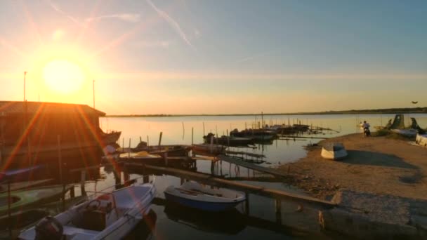 Bateaux Pêche Dans Lagune Coucher Soleil — Video