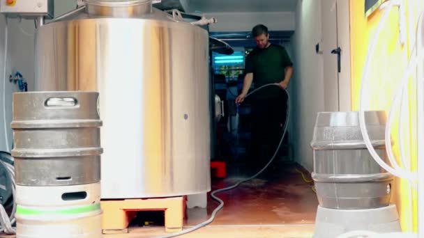 Homem Lavando Chão Cervejaria Privada — Vídeo de Stock