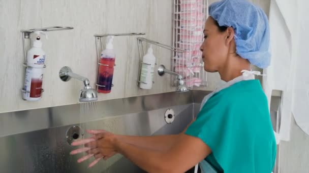 Médico Lavándose Las Manos Hospital — Vídeo de stock