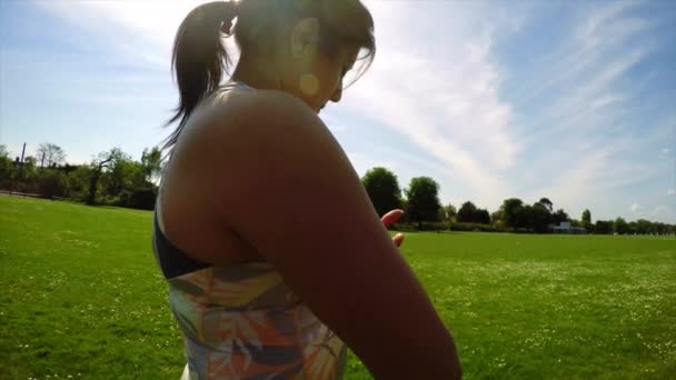 女性の屋外の手首に赤いテープをラッピング — ストック動画
